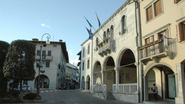 Centro Storico - Palazzo Municiaple Gemona Del Friuli By  Alpino friulano at Italian Wikipedia [GFDL (CC-BY-SA-3.0 (http://creativecommons.org/licenses/by-sa/3.0/)], via Wikimedia Commons